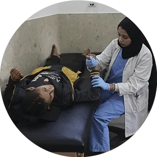 funcionaria de unicef atendiendo a un niño enfermo